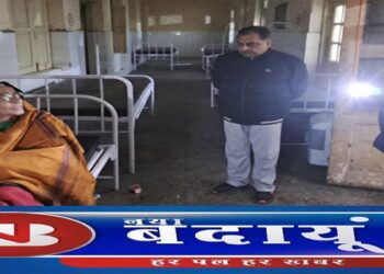 जिला अस्पताल में मानवता तार-तार, अंधेर वाले वार्ड में बंद बुजुर्ग महिला ने मचाई चीत्कार