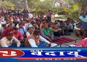 संविदा कर्मचारियों ने भ्रष्ट कार्यदायी संस्था व अधिकारियों की तेहरवीं मनाई 