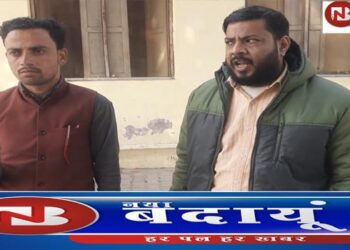 जिला अस्पताल में मरीजों को उपचार नहीं बिजिटिंग कार्ड बांट रहे संविदा डाक्टर