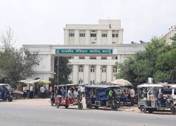 मेडिकल कॉलेज के बाहर अतिक्रमण में फस रही एंबुलेंस