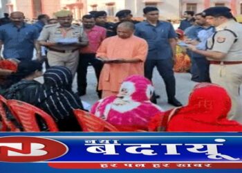 गोरखपुर में सीएम योगी, जनता दर्शन में सुनीं 250 लोगों की समस्याएं