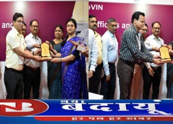लखनऊ कार्यशाला में जिला प्रतिरक्षण अधिकारी डा. असलम व अरविंद गुप्ता सम्मानित