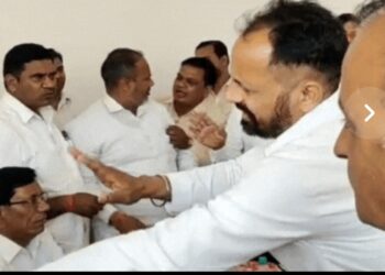 पश्चिमी यूपी में रार, टिकट को लेकर जहर खा रहे और मिट्टी का तेल छिड़क रहे नेता