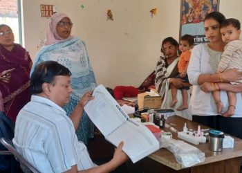 कौल्हाई पहुंचे सीएमओ ने देखी टीकाकरण की हकीकत