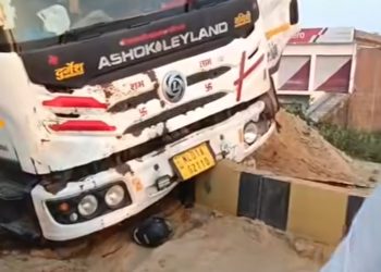 डंपर और ट्रक ने बाइक सवार को रौंदा, दो गंभीर घायल