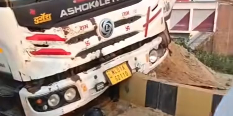 डंपर और ट्रक ने बाइक सवार को रौंदा, दो गंभीर घायल