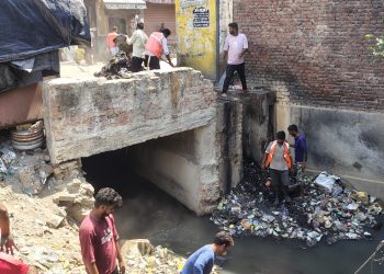 नगर पालिका दिनरात नालों की कर रही साफ-सफाई