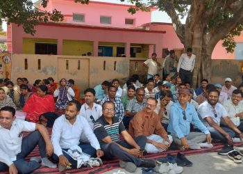 वेतन न मिलने पर एनएचएम कर्मियों का आंदोलन, चिकित्सा सेवाएं बेपटरी