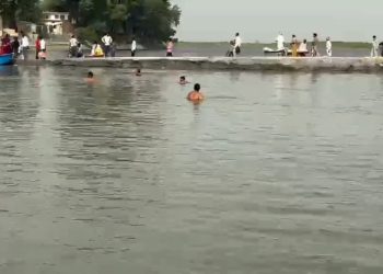 दशहरा पर्व पर गंगा स्नान के दौरान दो डूबे एक की मौत, एक लापता