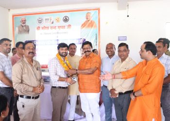 विधायक से स्मार्ट मोबाइल फोन पाकर आंगनबाड़ी कार्यकत्रियों के खिले चेहरा