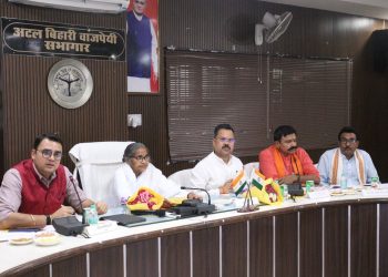 बिजली व्यवस्था को सुधारें और फोन उठायें अफसर : जिला प्रभारी मंत्री गुलाब देवी