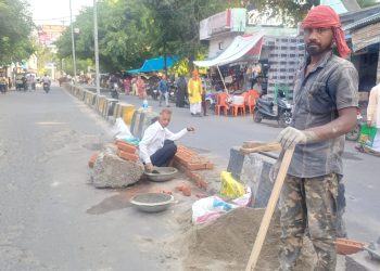 डीएम की फटकार के बाद नगर पालिका ने बनवाया डिवाइडर