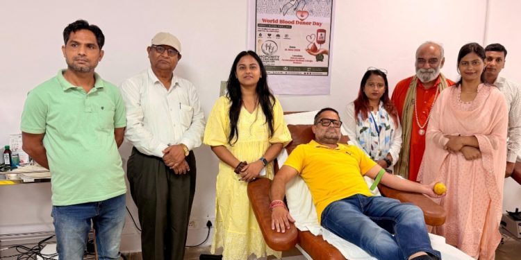 विश्व रक्तदाता दिवस पर राजकीय मेडिकल कॉलेज में लगा स्वैच्छिक रक्तदान शिविर