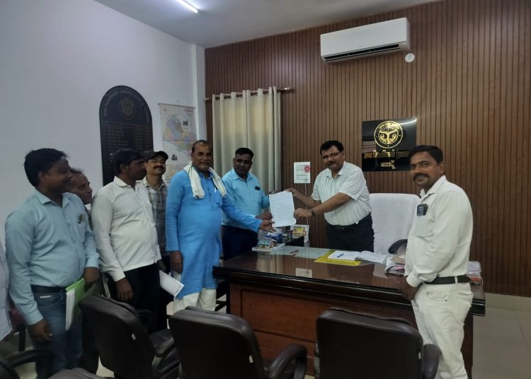 बदायूं में आंदोलन, हटाए गए विद्युत कर्मियों को वापस ले सरकार : हर्षवर्धन 